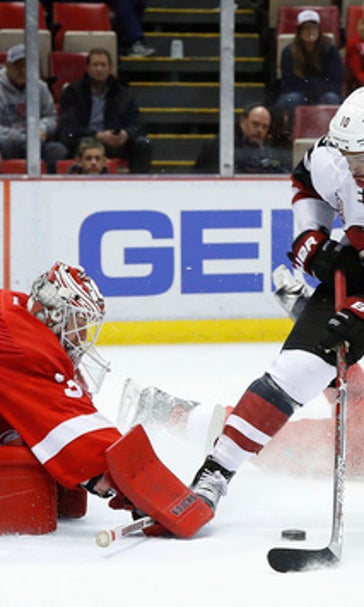 McGinn scores twice, Coyotes beat Red Wings 4-1 (Dec 13, 2016)